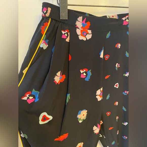 Black joggers with floral design - Picture 2 of 4